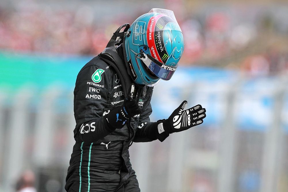 VIDEO: Russell stunt met pole in Hongarije, Verstappen heeft problemen