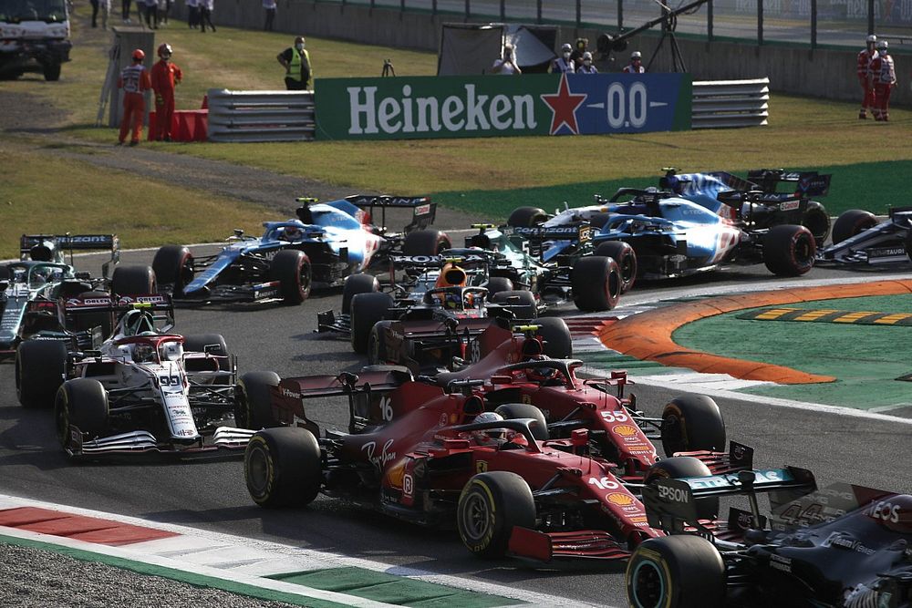 Lewis Hamilton, Mercedes W12, Carlos Sainz Jr., Ferrari SF21, Charles Leclerc, Ferrari SF21, Antonio Giovinazzi, Alfa Romeo Racing C41, and the remainder of the field at the start