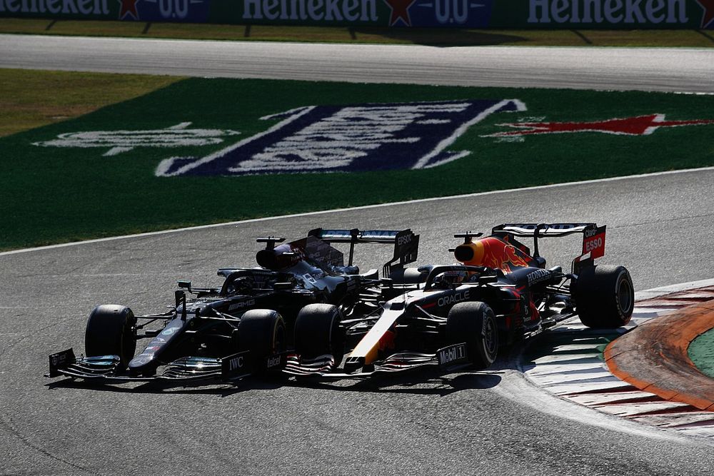 Le crash entre Lewis Hamilton, Mercedes W12, et Max Verstappen, Red Bull Racing RB16B