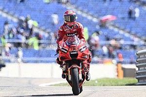 Rossi ‘hypnotiseerde’ Bagnaia: “Hij maakte in het verleden vreemde keuzes”