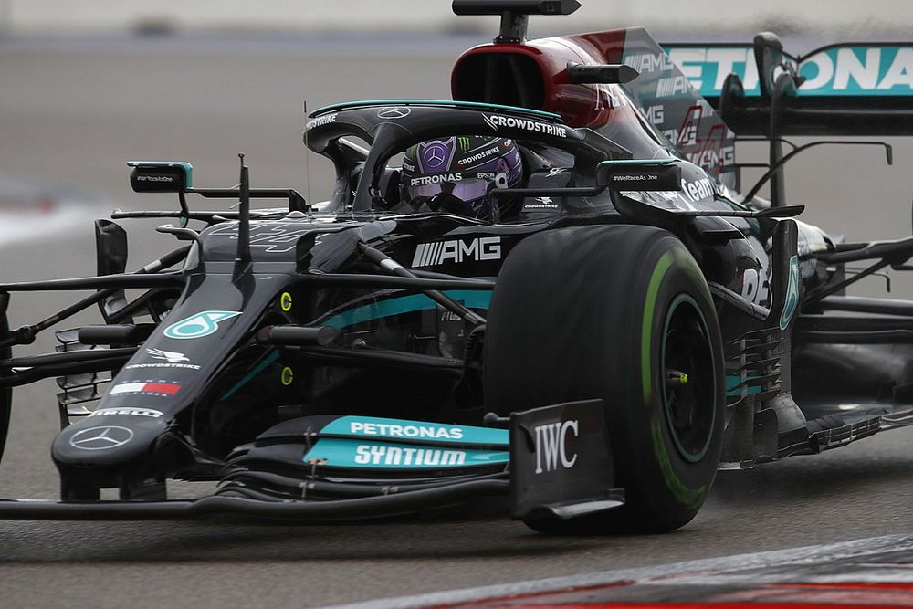 Kesalahan Langka Korbankan Pole Position Lewis Hamilton
