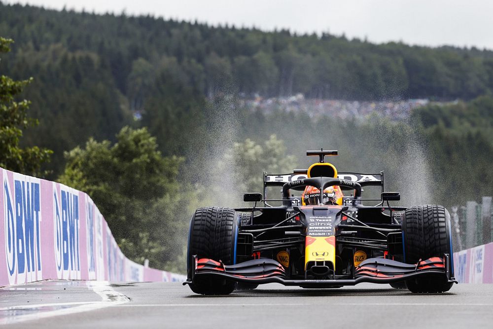 F1: Verstappen in pole a Spa. Eroico Russell secondo, sbatte Norris