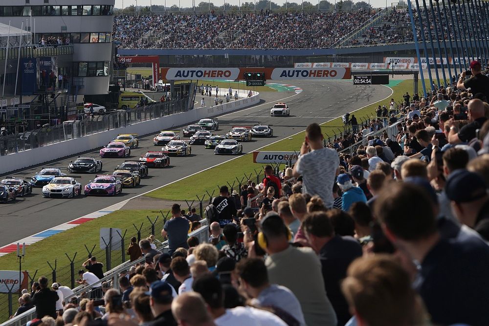 Chaos bij DTM-start in Assen: "Zijn aan massale crash ontsnapt"