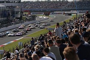 Chaos bij DTM-start in Assen: "Zijn aan massale crash ontsnapt"