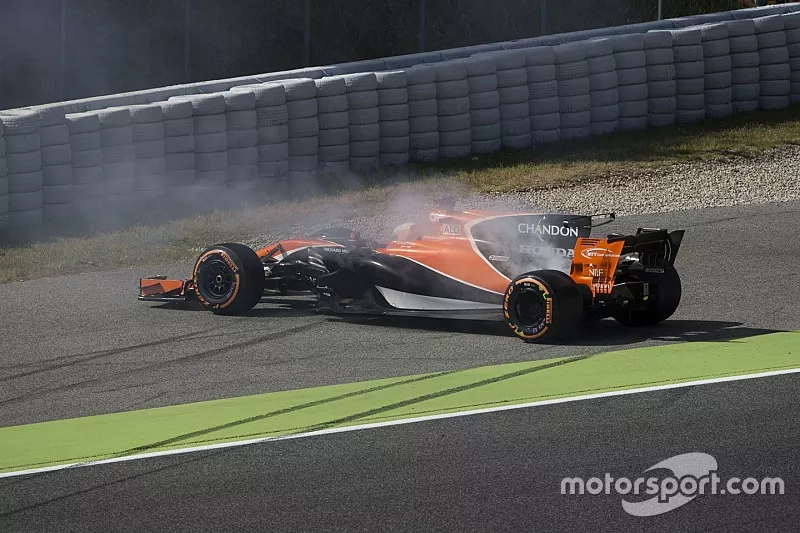 Fernando Alonso, McLaren MCL32, con problemas de motor