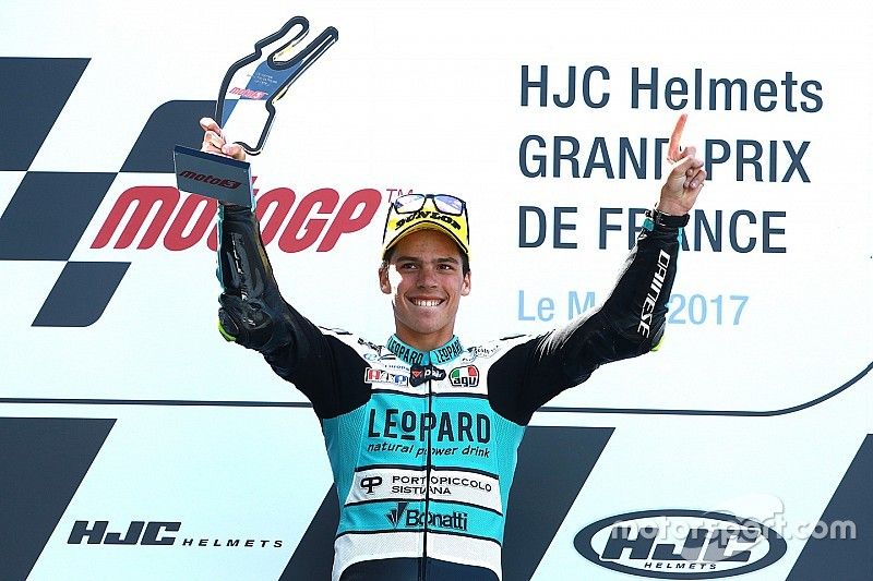 Joan Mir, Leopard Racing, fête sa victoire sur le podium