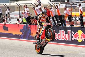 Marquez pakt vijfde opeenvolgende zege in Texas, crash Viñales