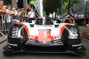 A Porsche a Toyota előtt a Le Mans-i edzésen