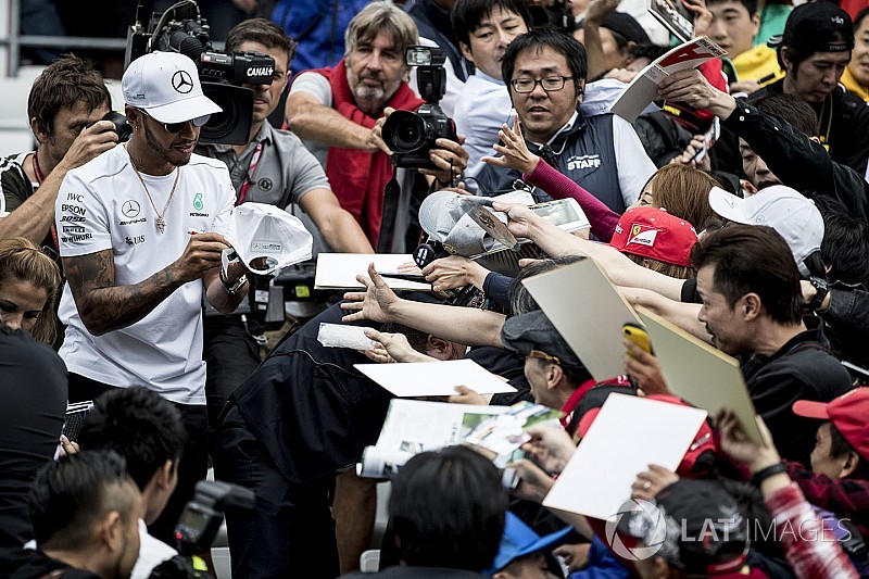Fotogallery: il tifo di Suzuka per i piloti di Formula 1