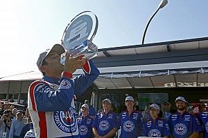 Castroneves se queda con la pole en Long Beach