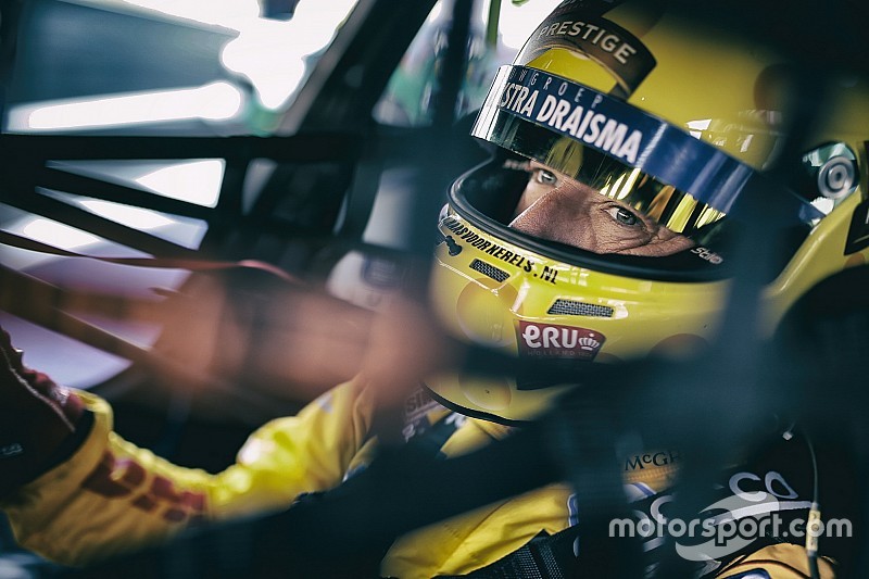Weekend Tom Coronel voorbij na aanvaring met brandweerauto