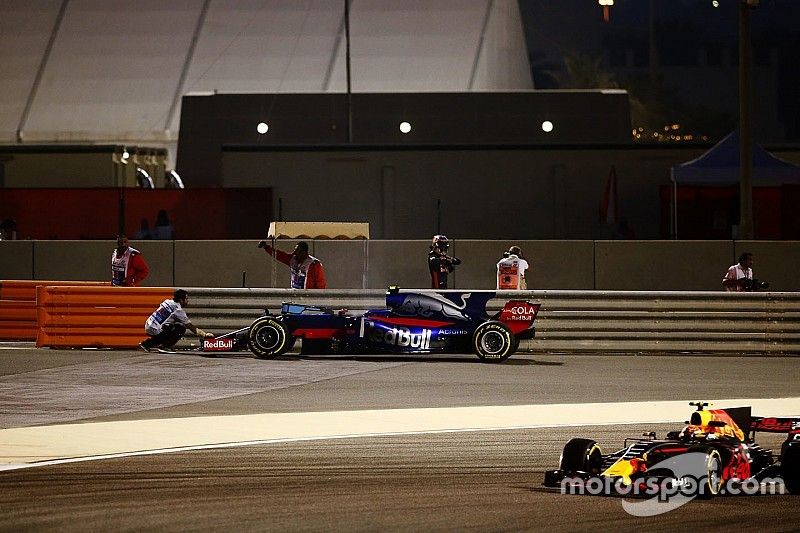 Carlos Sainz Jr., Scuderia Toro Rosso STR12, Max Verstappen, Red Bull Racing RB13