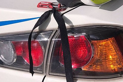 Melegari perde il papà, Tibor Érdi Jr. lista a lutto la sua Mitsubishi a Roma