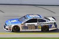 Dale Earnhardt Jr. toma la pole para la carrera en Daytona y Suárez en 20º