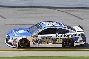 Dale Earnhardt Jr. toma la pole para la carrera en Daytona y Suárez en 20º
