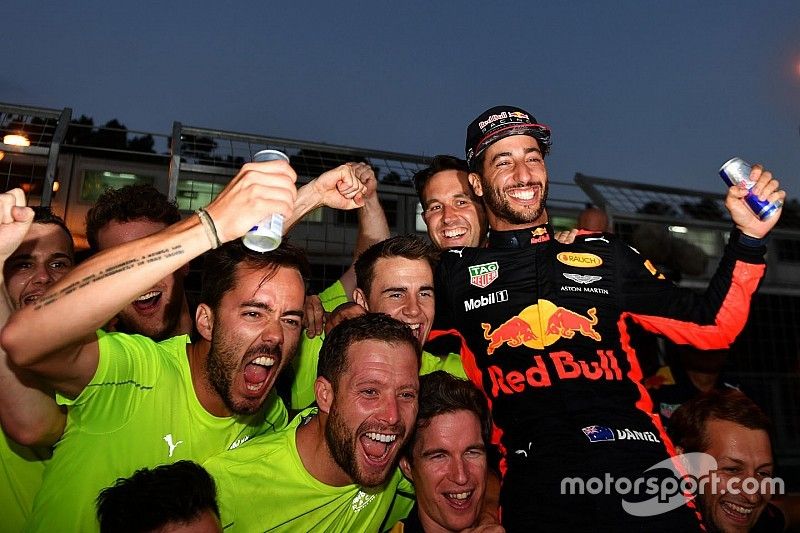 Race winner Daniel Ricciardo, Red Bull Racing celebrates with the team