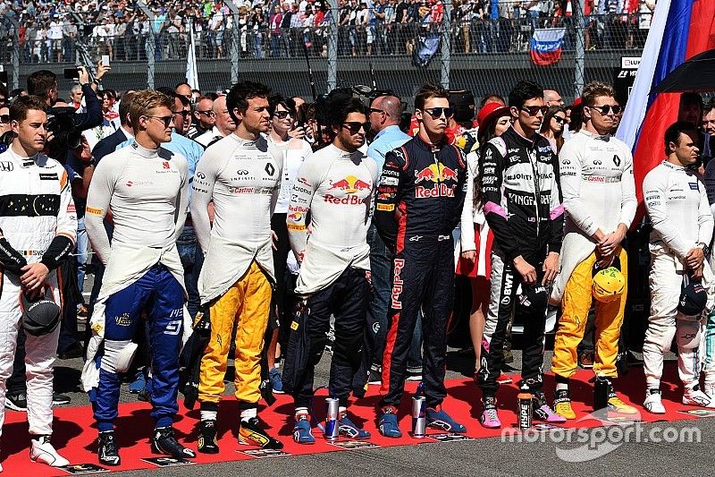 Pilotos durante el Himno nacional