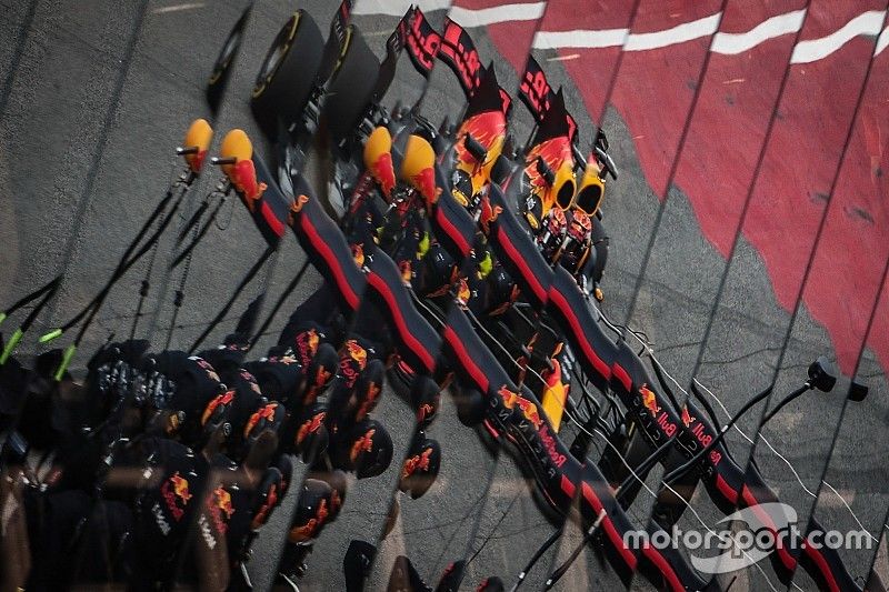 Симуляция гонки на зимних тестах: Ferrari на минуту быстрее Red Bull