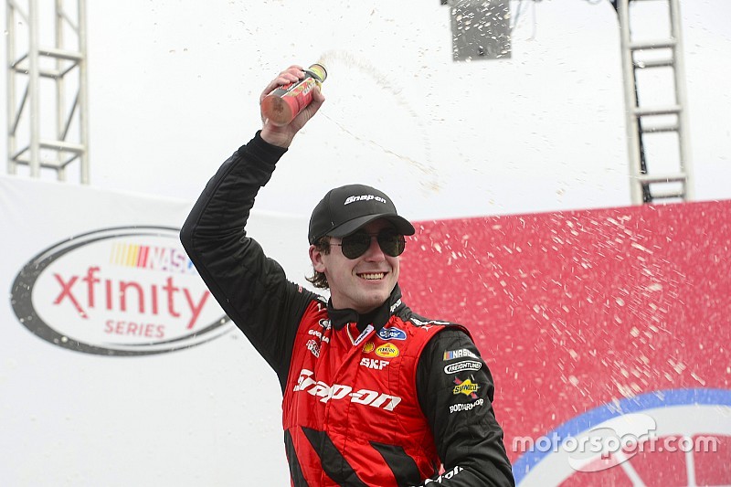 Blaney supera Harvick e Dillon em Charlotte pela Xfinity