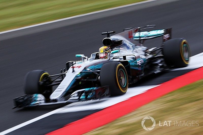 Hamilton derrota Kimi e marca pole em Silverstone