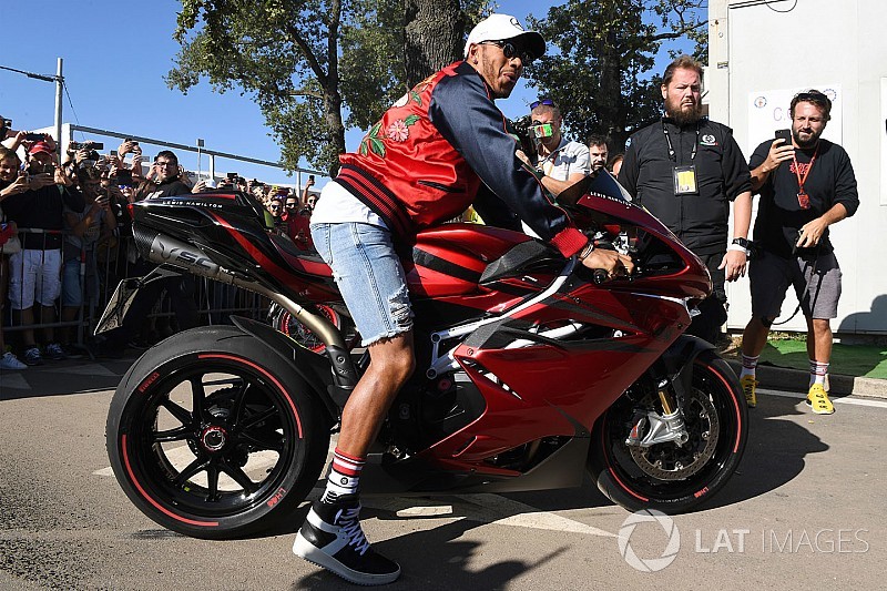 Hamilton rinnova con MV Agusta: disegnerà altri modelli stradali
