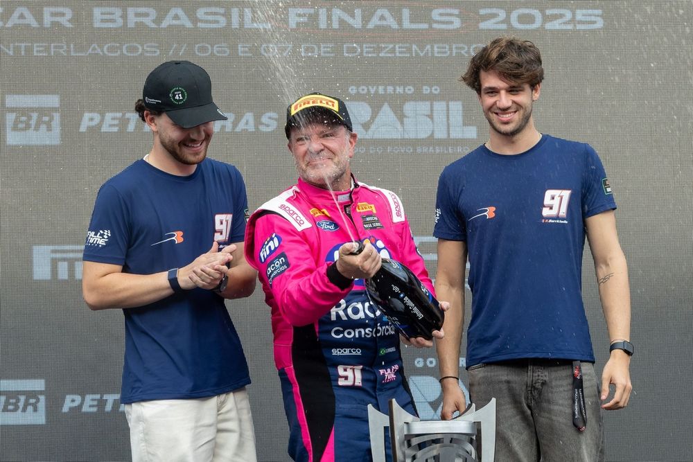 Rubinho Barrichello ao lado dos filhos Dudu e Fefo