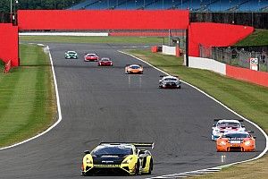 Dolby ed Enge conquistano il successo in Gara 1 a Silverstone