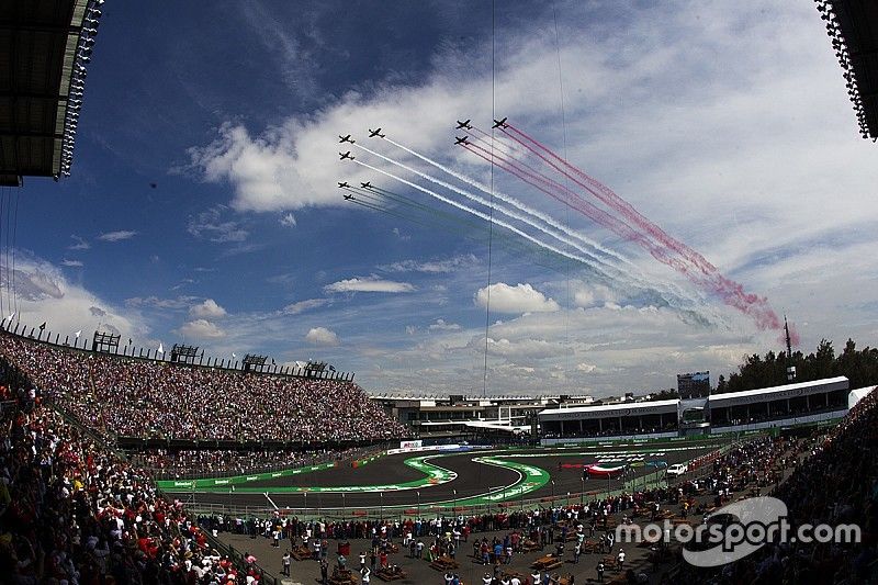 Aviones cruzan el circuito