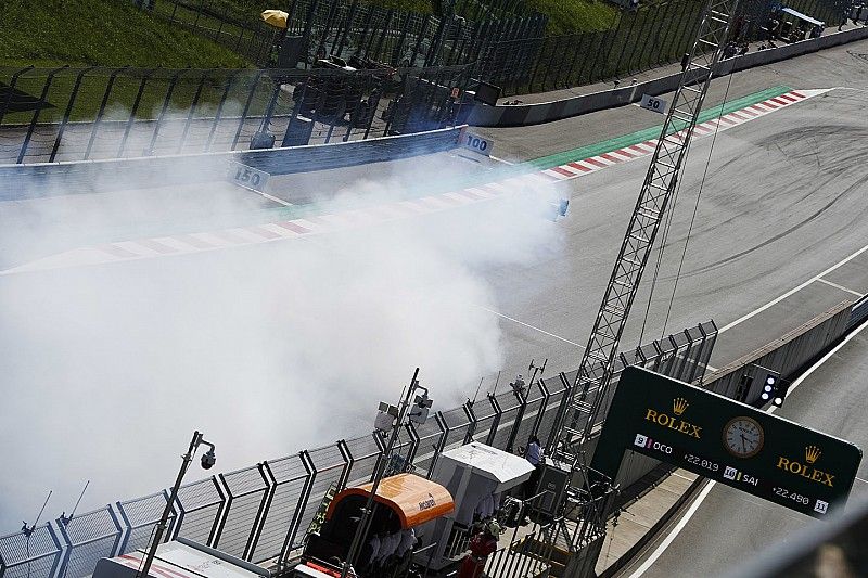 Nico Hulkenberg, Renault Sport F1 Team R.S. 18, suffers a blown engine