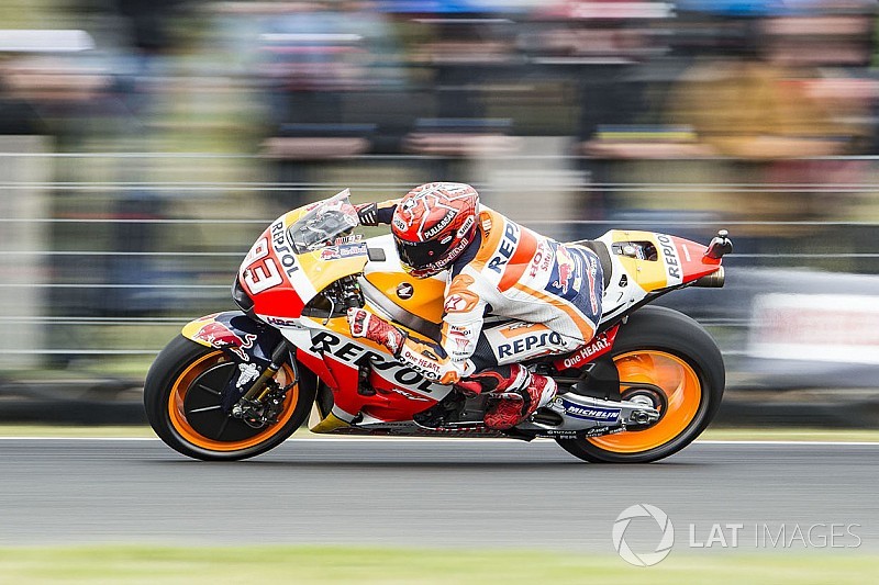 Marquez vince in Australia davanti a Rossi. Dovi 13°, ora è dura