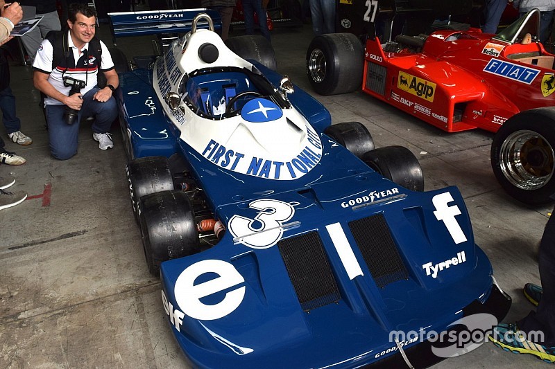 Ismét pályára gurult a hetvenes évek ikonikus, hatkerekű F1-es autója!