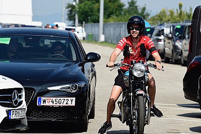 Los coches y motos de los pilotos de Fórmula 1 en Hungría