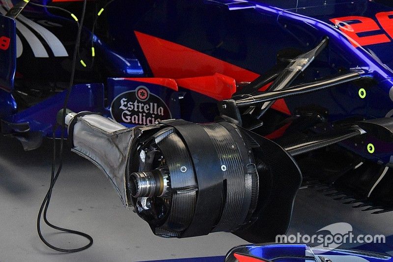 Toro Rosso: nel box si raffreddano le pinze anteriori della STR12