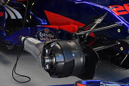 Toro Rosso: nel box si raffreddano le pinze anteriori della STR12