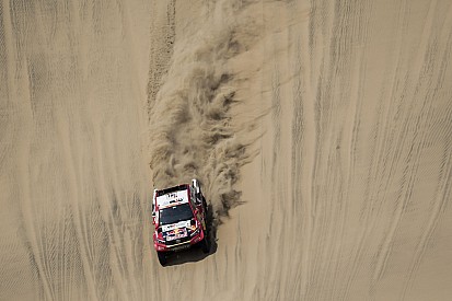 Solo Al Attiyah aguanta a los Peugeot en Pisco