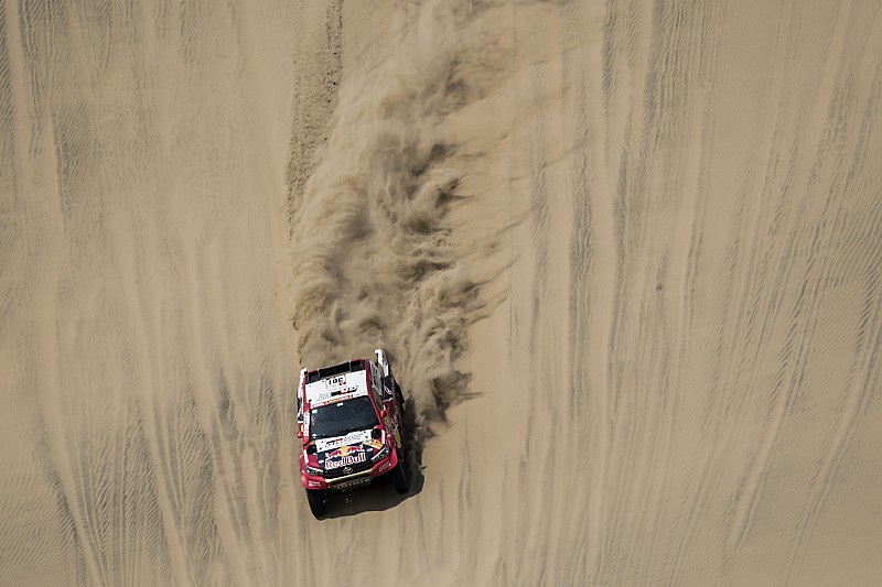 Solo Al Attiyah aguanta a los Peugeot en Pisco
