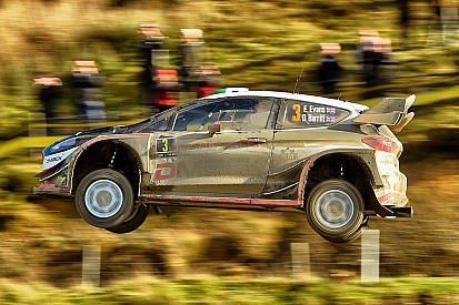 Gran Bretagna, PS12: Evans e Neuville volano. Tanak e Ogier in difficoltà