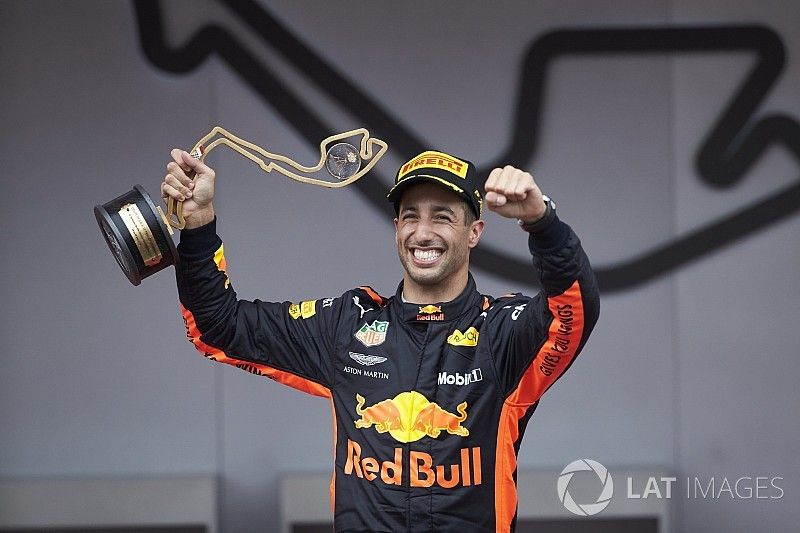 Race winner Daniel Ricciardo, Red Bull Racing, with his trophy