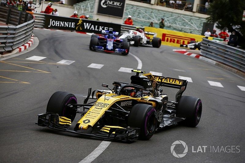 Carlos Sainz Jr., Renault Sport F1 Team R.S. 18, lidera a Brendon Hartley, Toro Rosso STR13