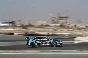 Комини выиграл вторую гонку в Дубае, Таши стал вице-чемпионом TCR