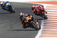Brad Binder in Valencia mit starker Aufholjagd: KTM in Teamwertung Zweiter
