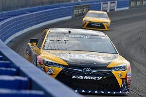 Final practice slowed by two-car crash, Kenseth quickest