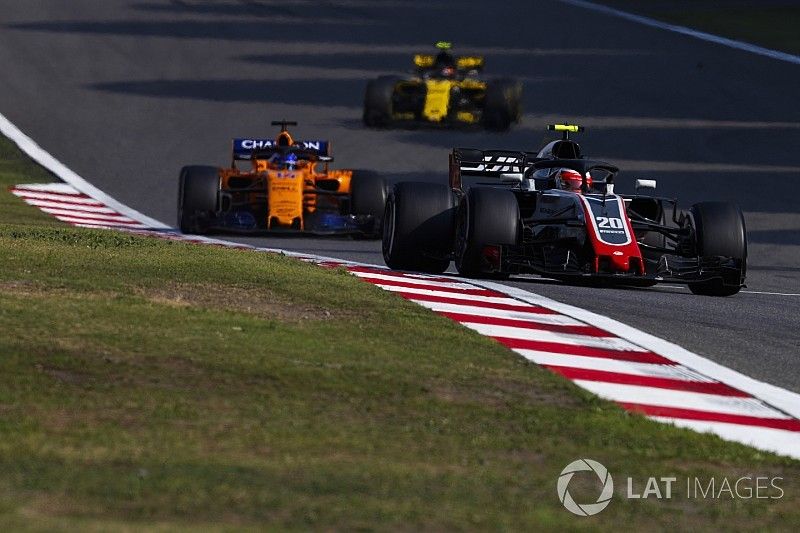 Kevin Magnussen, Haas F1 Team VF-18 Ferrari, Fernando Alonso, McLaren MCL33 Renault y Carlos Sainz Jr., Renault Sport F1 Team R.S. 18