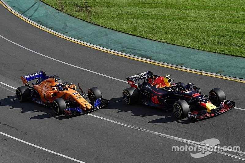 Max Verstappen, Red Bull Racing RB14 en Fernando Alonso, McLaren MCL33