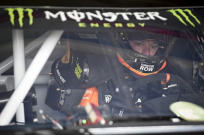Martin Truex Jr. domina la Etapa 2 en Fontana