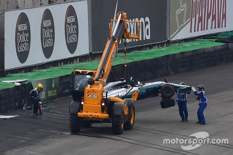 Hamilton kecelakaan, tereliminasi dari Q1 GP Brasil