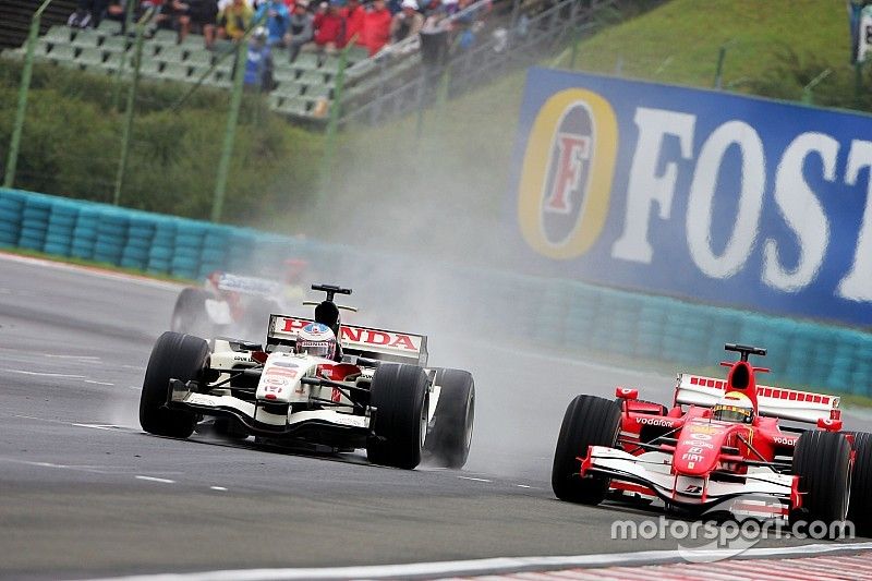 Jenson Button, Honda Racing RA106 and Felipe Massa, Ferrari F248 battle