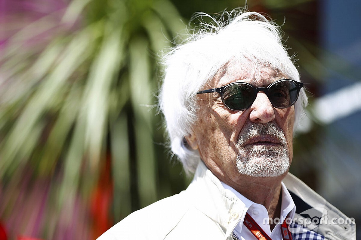 Ecclestone: "Schumacher kendi başına yarışıyordu, Hamilton destek alıyor"