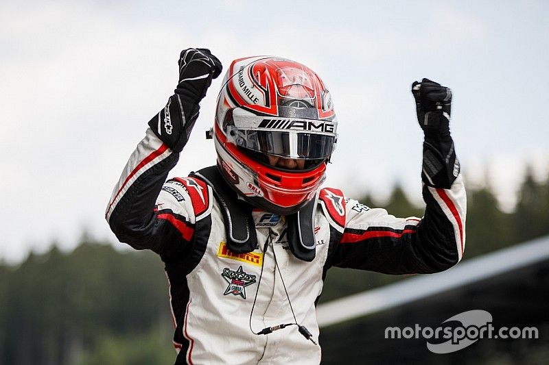 Un Russell dominateur surpasse Norris