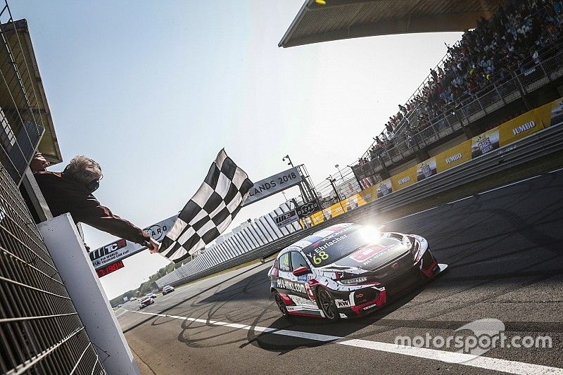 Race winner Yann Ehrlacher, ALL-INKL.COM Münnich Motorsport Honda Civic Type R TCR